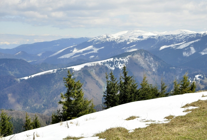 Zasněžené Nízké Tatry a úplně vzadu Vysoké Tatry